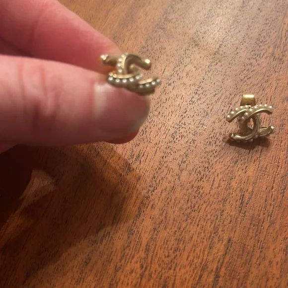 Chanel pearl studs - Picture 2 of 3